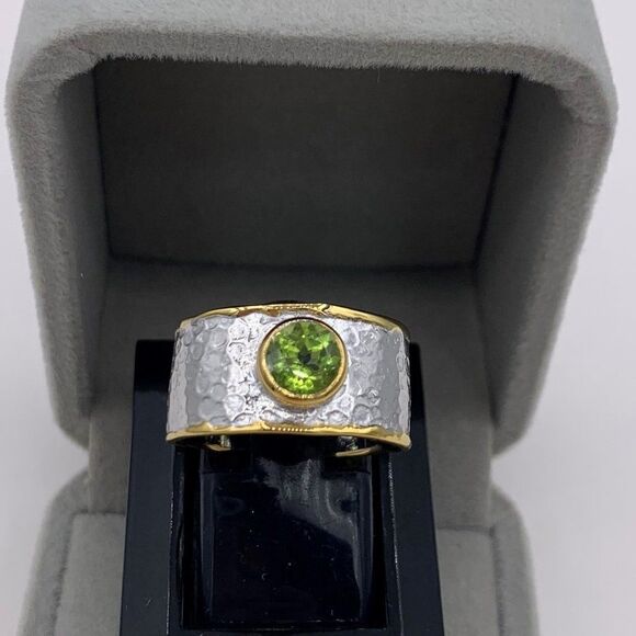 Ring, new no tags.  Solid sterling cigar band, 22 K gold , real peridot, sz 7 - Picture 1 of 13